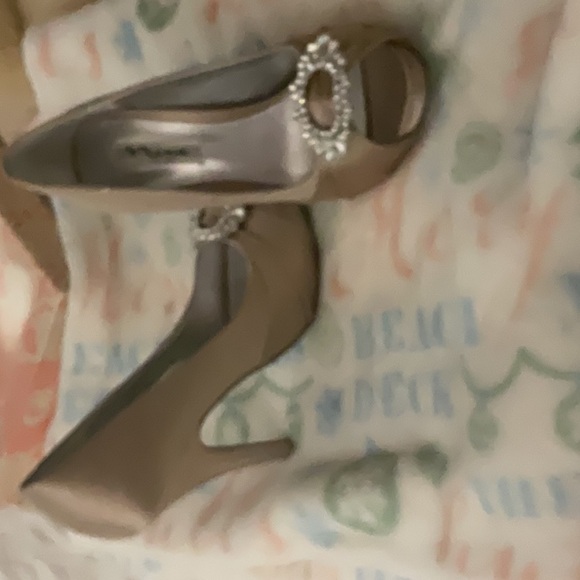 Nina formal taupe heels. Size 7. Never worn - Picture 2 of 2